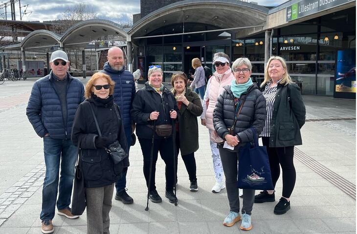 bilde av Åtte fornøyde deltakere på pustetur i Lillestrøm